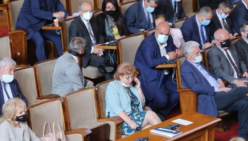 Глобяват депутатите, били без маски в НС