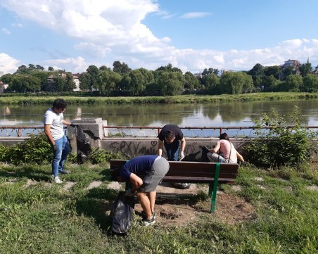 Доброволци почистват бреговете на река Марица в Пловдив
