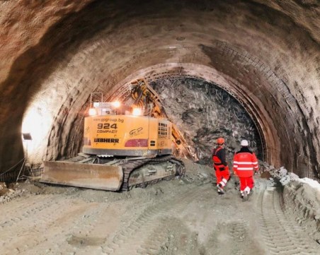 Един от пострадалите работници в тунел 