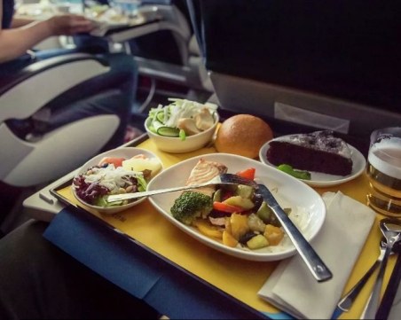 Експертите разкриха кои храни НЕ трябва да ядем в самолета