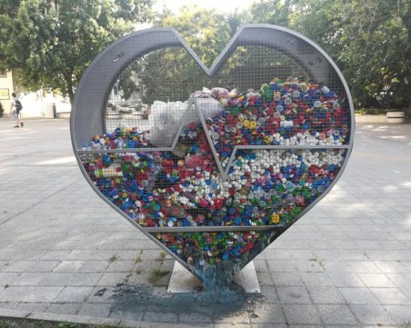 Откриват поредното метално сърце за събиране на пластмасови капачки в Пловдив