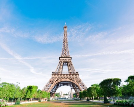 Отварят Айфеловата кула във Франция