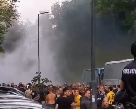 Появиха се кадри от боя на феновете на Ботев с полицията