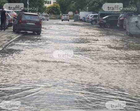 Спукана тръба наводни улица в 