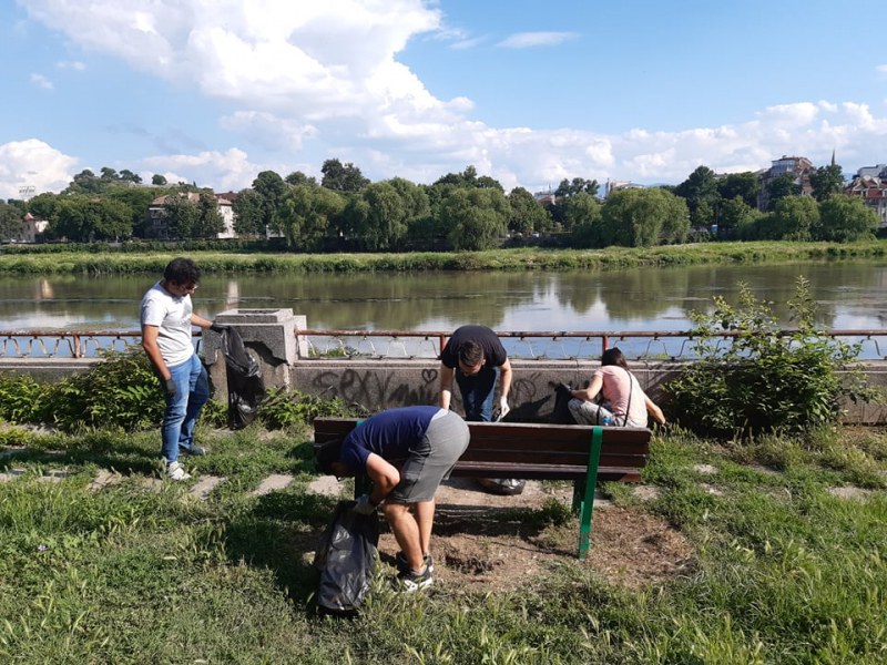 Доброволци почистват бреговете на река Марица в Пловдив