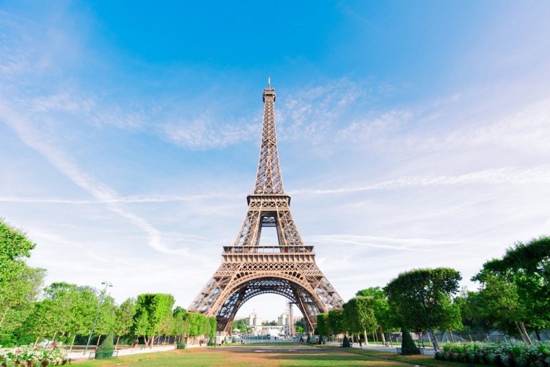 Отварят Айфеловата кула във Франция