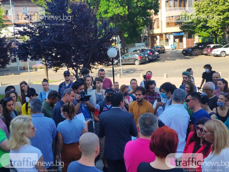 Протест пред Дома на културата! 30 пловдивчани не искат ресторант на Сахат тепе