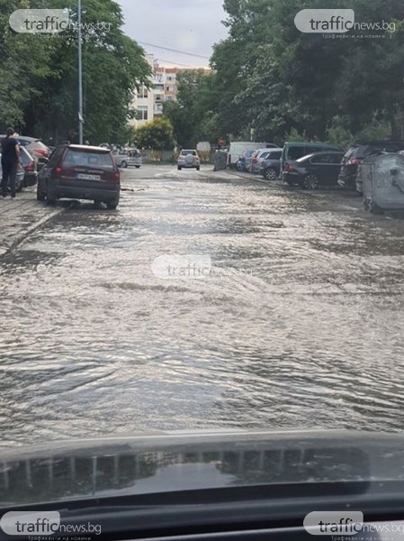 Спукана тръба наводни улица в