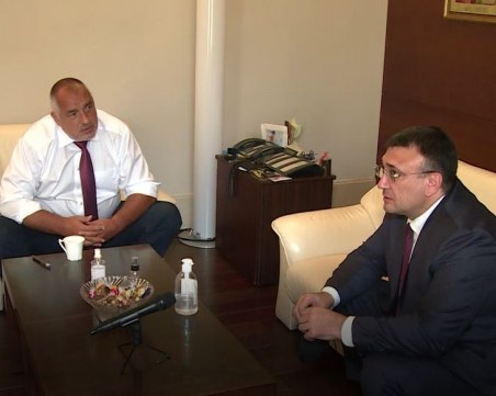 Борисов към Младенов след арестите: Приемаш оставките и продължавате напред!