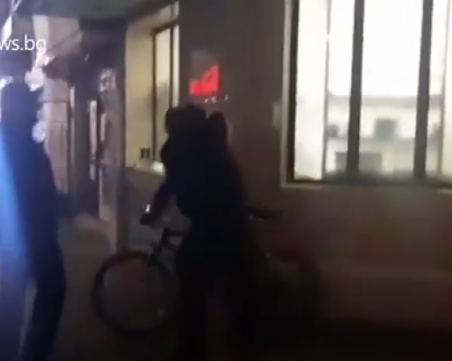 Колоездачът от Главната след скандала с общинска охрана: Посегнаха първи, счупиха ми телефона