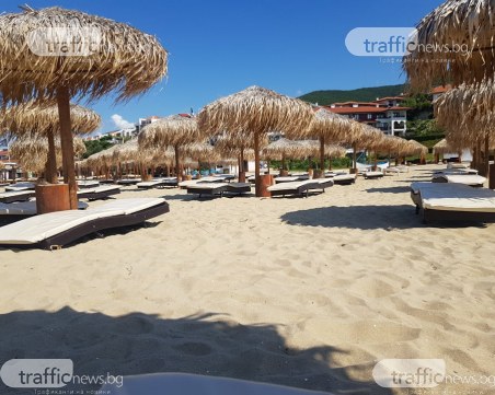 Края на юни: Плажът на Свети Влас пустее, тук-там има някой турист