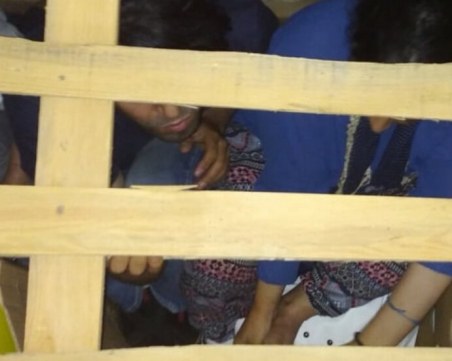 Спипаха мигранти в камион пълен с дини