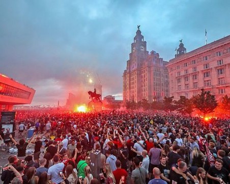 Ливърпул, полицията и властите се скараха на феновете
