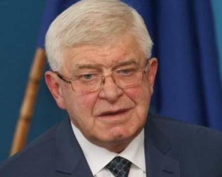 Министър Ананиев: Не предвиждаме затягане на мерките