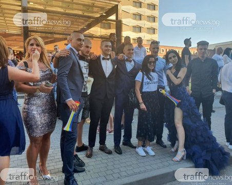 От мотори до лимузини пред Новотела! Стилните абитуриенти минаха по червения килим