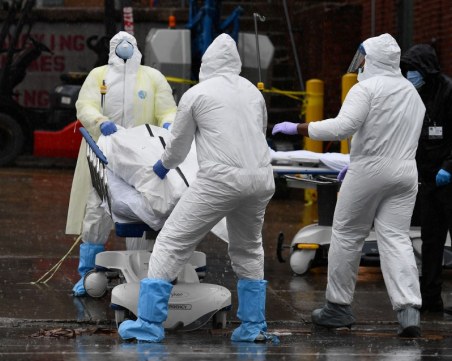 За ден в САЩ: Над 40 хиляди нови болни и 2500 починали от COVID-19, връщат строгите мерки