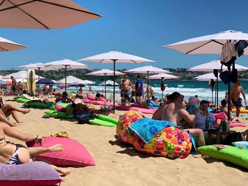Старт на лятото: Любими плажове вече са пълни, хиляди се гмурнаха в Черно море СНИМКИ