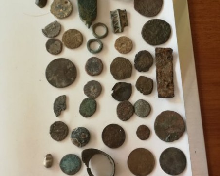 Антични монети намериха в колата на дрогиран шофьор край Пловдив