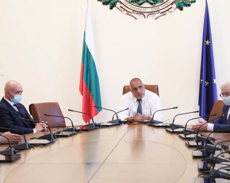 Борисов събра щаба, разпореди увеличаване на капацитета на болниците