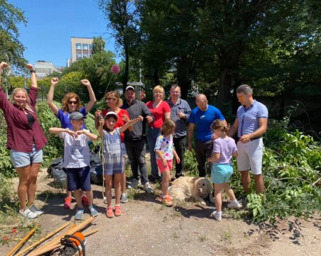 Доброволци почистиха Ботаническата градина в Пловдив, спасиха кедрово дърво
