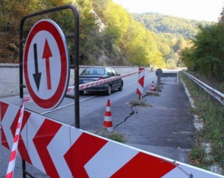 Камион се удари в стена на прохода Предела