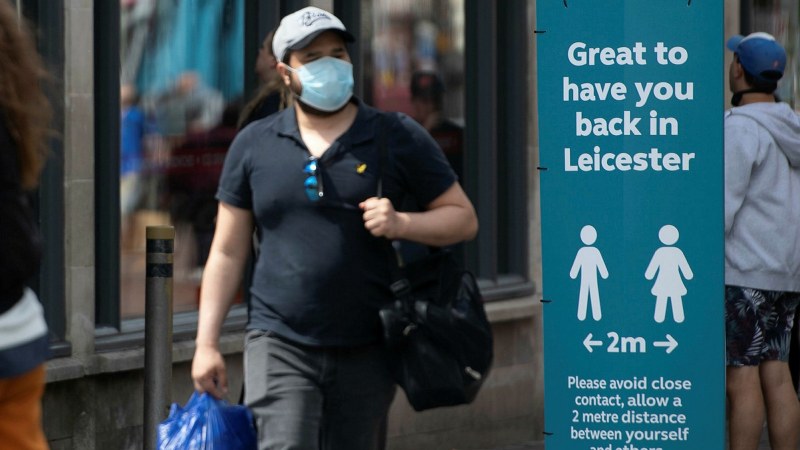 Блокираха английски град след скок на заразените с коронавирус