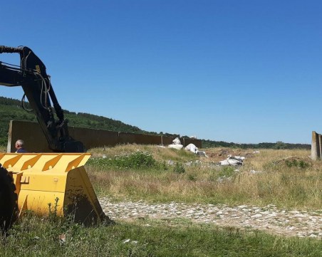Акция на Спецпрокуратурата: Изровиха 30 тона отпадъци от сметището край Червен бряг