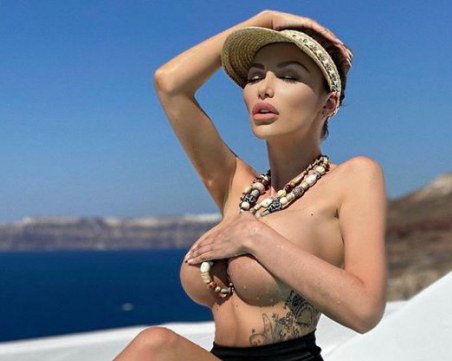 Моника Валериева със скандални снимки от остров Санторини