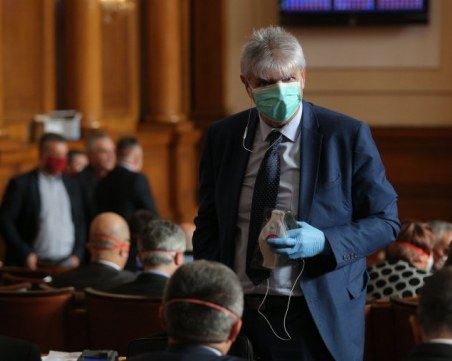 Скандал в парламента! Славчо Атанасов се оплака, че има депутати без маски