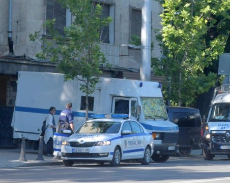 Униформени отново окупираха офиса на Нове холдинг