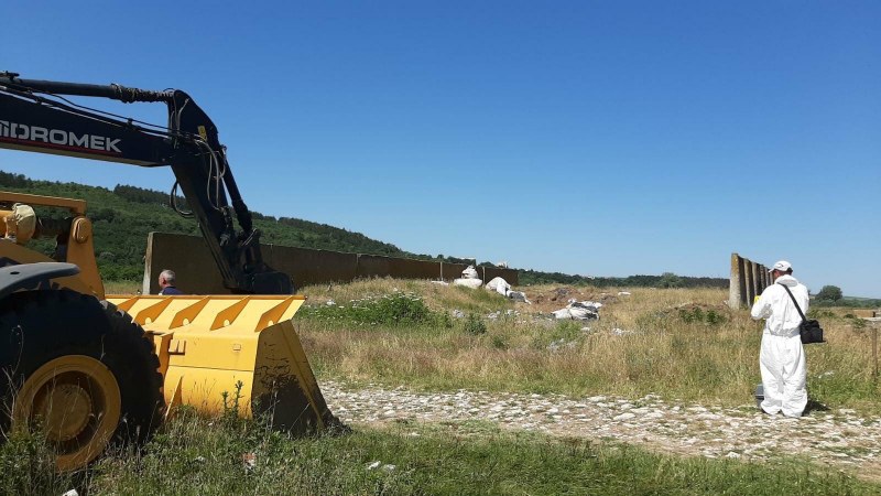 Акция на Спецпрокуратурата: Изровиха 30 тона отпадъци от сметището край Червен бряг