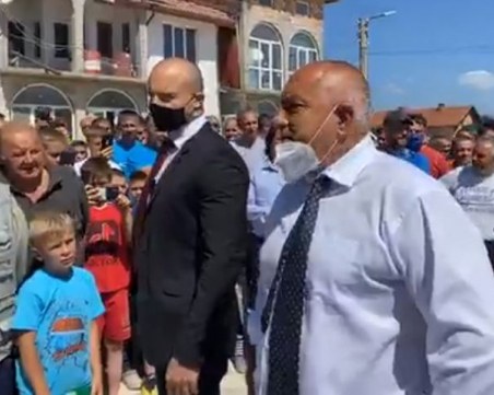 Борисов на инспекция във Велинградско, посрещнаха го с аплодисменти
