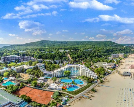 Голям наш морски курорт затваря всички барове и дискотеки!