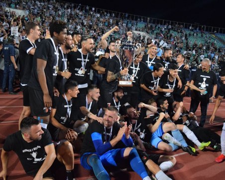 Локо вдига Купата от терасата на Общината в понеделник