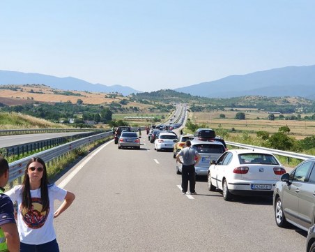 Шофьори чакат по четири часа на 