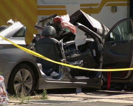 Зверска катастрофа: Влак помете кола край Шумен