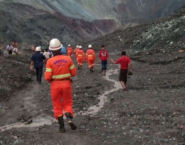 Вълна от кал задуши миньори, най-малко 50 души са загинали