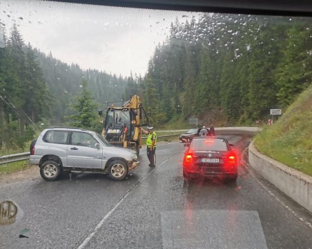 Челен сблъсък между две коли край Рожен, полиция е на място