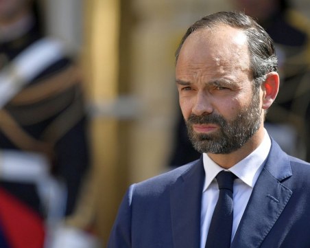 Френското правителство подаде оставка