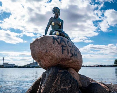 И Малката русалка стана расист, вандали надраскаха статуята й в Копенхаген