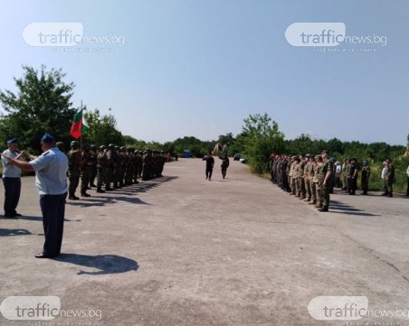 Почетен караул посрещна адмирал Емил Ефтимов на летище Чешнегирово