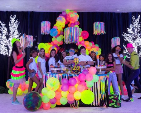 С неоново парти пловдивската фамилия Диеви отбеляза рождения ден на наследника си