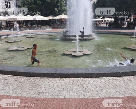 Фонтанът пред общината в Пловдив стана басейн