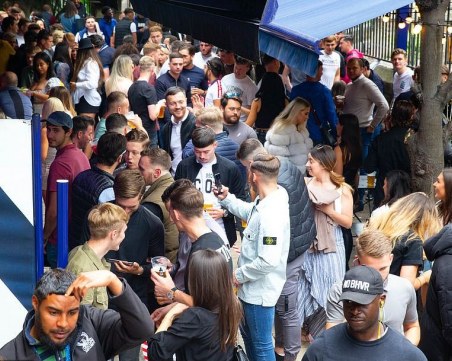 Английските пиячи се втурнаха към баровете, дистанцията е мираж