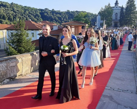 Още 15 заразени от COVID-19 след абитуриентския бал във Велико Тръново