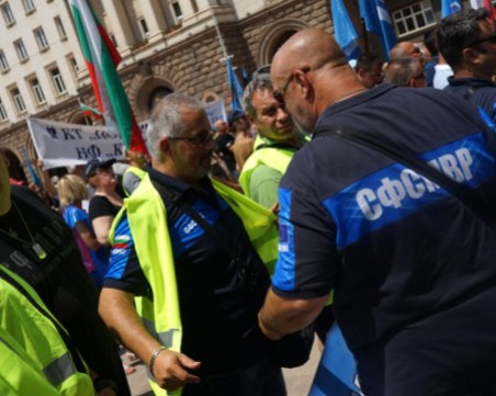 Полицаи излизат на протест в София, премиерът каза, че ще изпълни исканията им