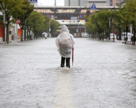 Придошла река заля старчески дом в Япония, 14 души загинаха