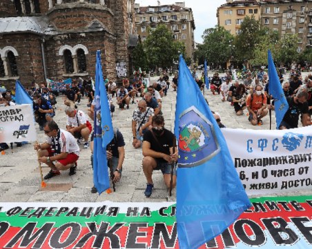 Протестът на полицаите в София: С маски и  спазване на дистанция