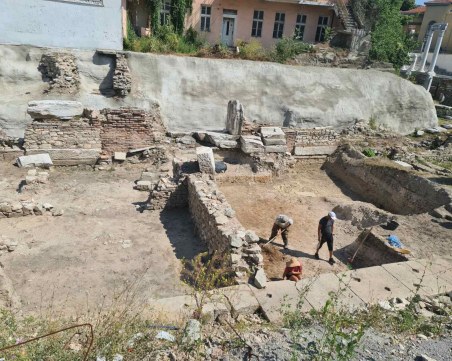 Археолози проучват северния портик на Античния форум