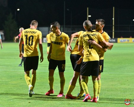 Ботев без двама титуляри срещу Етър утре